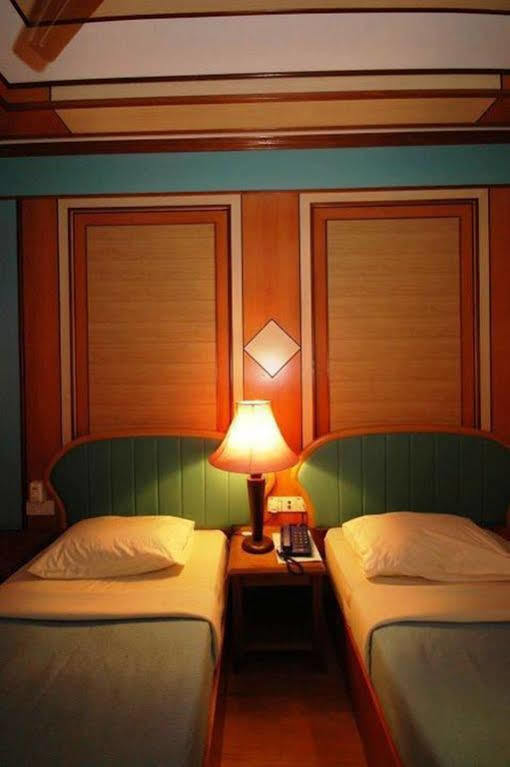 Shari La Island Resort Kampong Pasir Hantu Zewnętrze zdjęcie